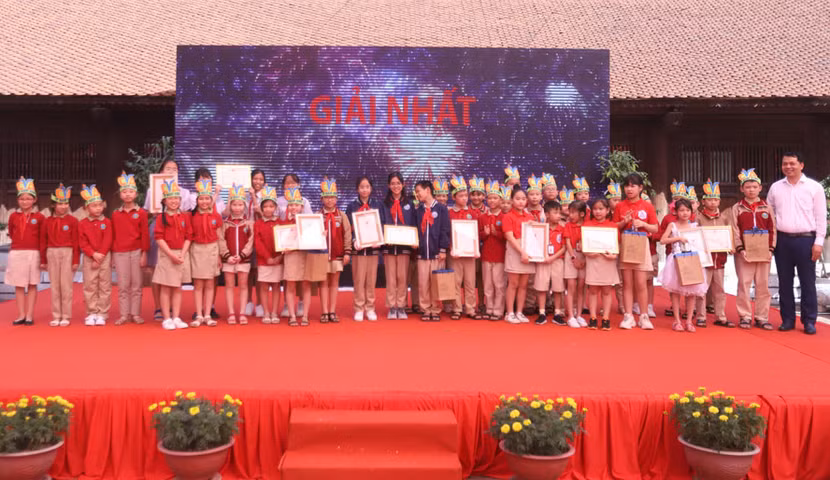 Ban tổ chức trao giải Nhất cho các thí sinh có bài thi xuất sắc.