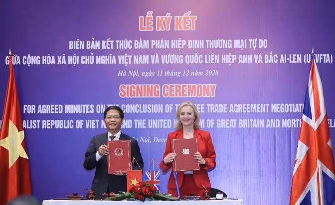 Bộ trưởng Bộ Công Thương Trần Tuấn Anh và Bộ trưởng Thương mại quốc tế Elizabeth Truss tại buổi Biên bản kết thúc đàm phán Hiệp định