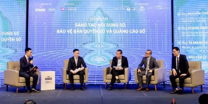 Các đại biểu trao đổi tại diễn đàn Các đại biểu trao đổi tại diễn đàn