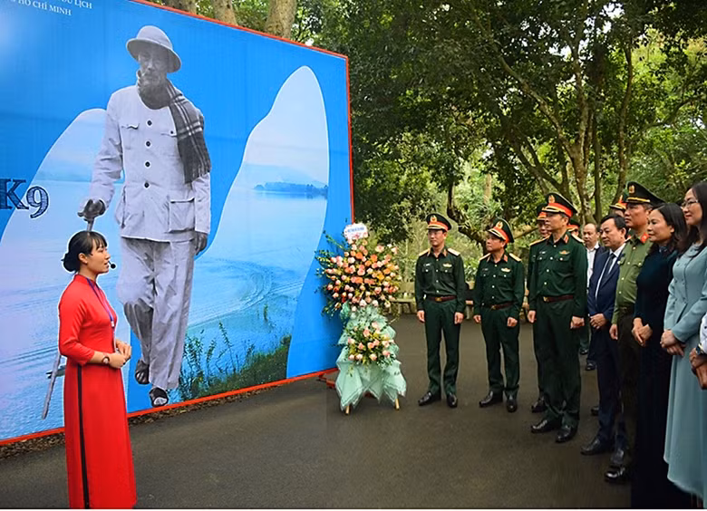 Các đại biểu tham quan trưng bày triển lãm “Bác Hồ với Đá Chông - K9” Các đại biểu tham quan trưng bày triển lãm “Bác Hồ với Đá Chông - K9”