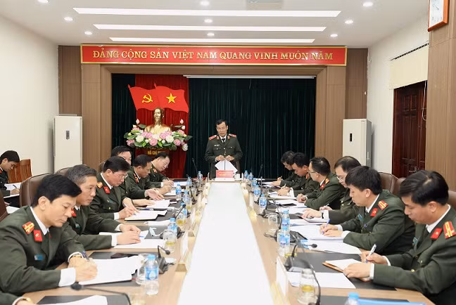 Thiếu tướng Lê Tấn Tới - Thứ trưởng Bộ Công an phát biểu chỉ đạo tại buổi làm việc với Bộ Tư lệnh Cảnh vệ và CATP Hà Nội