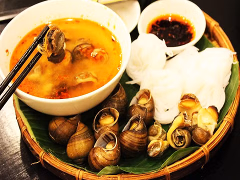 Bún ốc nguội trên hè phố Hà Nội Bún ốc nguội trên hè phố Hà Nội