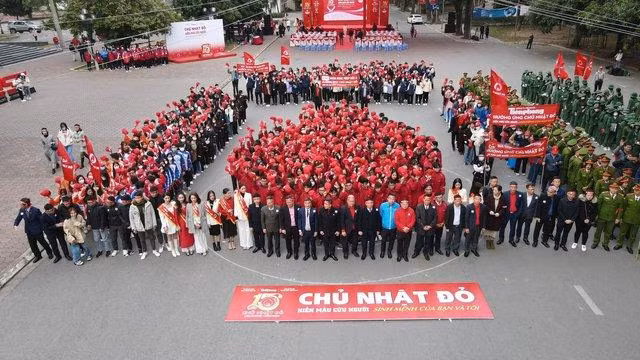 Ban tổ chức thực hiện chương trình xếp hình Giọt máu nghĩa tình Ban tổ chức thực hiện chương trình xếp hình Giọt máu nghĩa tình