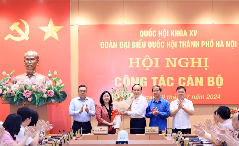 Các đại biểu chúc mừng đồng chí Bùi Thị Minh Hoài được bầu làm Trưởng đoàn ĐBQH Hà Nội Các đại biểu chúc mừng đồng chí Bùi Thị Minh Hoài được bầu làm Trưởng đoàn ĐBQH Hà Nội