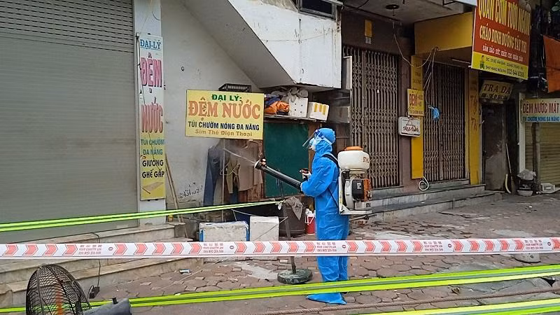 Lực lượng dịch tễ xử lý một ổ dịch có ca bệnh Covid-19 ở Hà Đông Lực lượng dịch tễ xử lý một ổ dịch có ca bệnh Covid-19 ở Hà Đông
