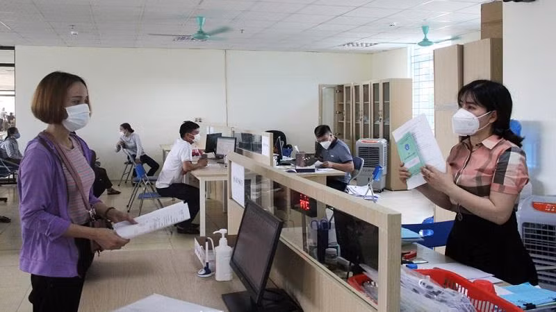 Hỗ trợ, đảm bảo quyền lợi tốt nhất cho người tham gia BHXH gặp khó khăn vì Covid-19 (Ảnh minh hoạ)