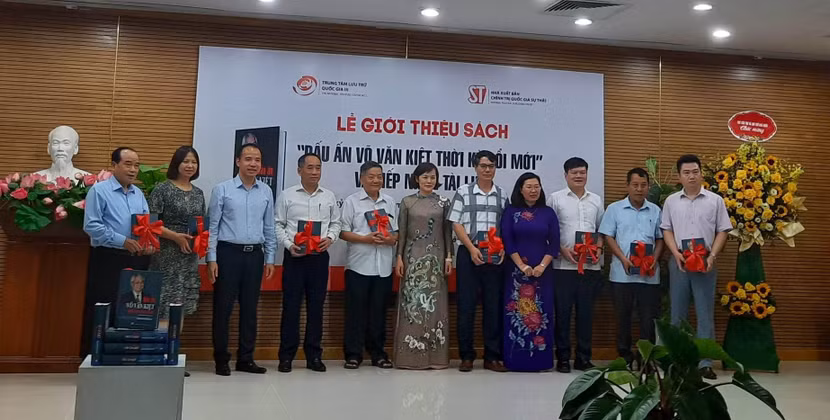 Các đại biểu nhận sách tặng "Dấu ấn Võ Văn Kiệt thời kỳ đổi mới" Các đại biểu nhận sách tặng "Dấu ấn Võ Văn Kiệt thời kỳ đổi mới"