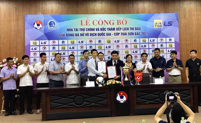 Đại diện VFF và Thái Sơn Bắc tại lễ ký kết chiều 26-4