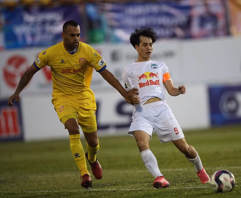 Văn Toàn (phảI) là một trong số các chân sút nội đang có phong độ cao tại V-League 2021
