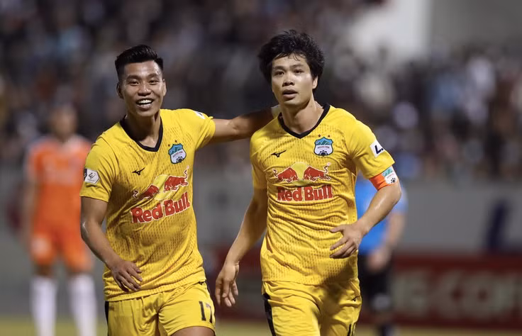 Công Phượng (phải) ấn định chiến thắng 2-0 cho HAGL trên sân Đà Nẵng