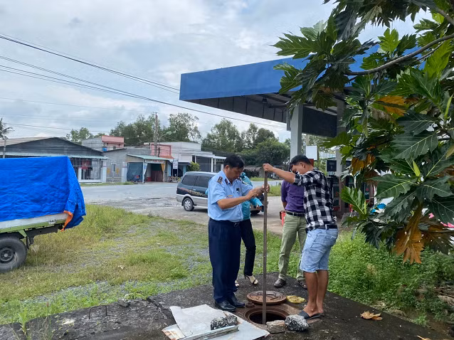 Lực lượng QLTT giám sát cây xăng đóng cửa, đo bồn chứa xăng dầu Lực lượng QLTT giám sát cây xăng đóng cửa, đo bồn chứa xăng dầu