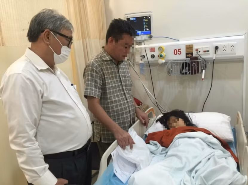 Lãnh đạo Trường Ischool Nha Trang thăm hỏi học sinh ngộ độc đang được điều trị tích cực.