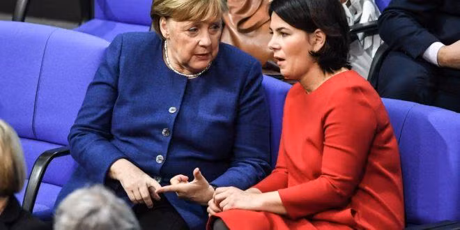 Thủ tướng Angela Merkel và bà Annalena Baerbock tại một kỳ họp quốc hội năm 2020
