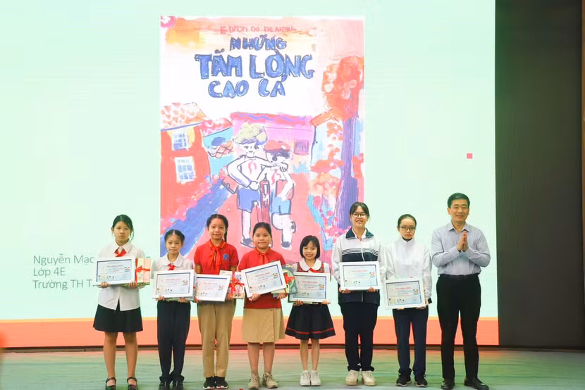 Trao giải thưởng hội thi vẽ tranh nội dung cuốn sách em yêu. Trao giải thưởng hội thi vẽ tranh nội dung cuốn sách em yêu.