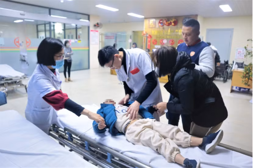 Cấp cứu bệnh nhân trong ngày Tết tại Bệnh viện E Cấp cứu bệnh nhân trong ngày Tết tại Bệnh viện E