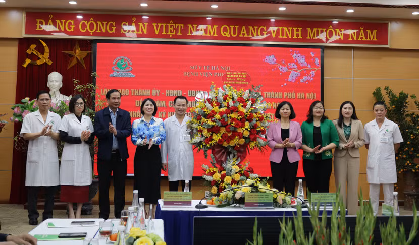 Phó Bí thư Thường trực Thành ủy Hà Nội chúc mừng Bệnh viện Phụ sản Hà Nội Phó Bí thư Thường trực Thành ủy Hà Nội chúc mừng Bệnh viện Phụ sản Hà Nội