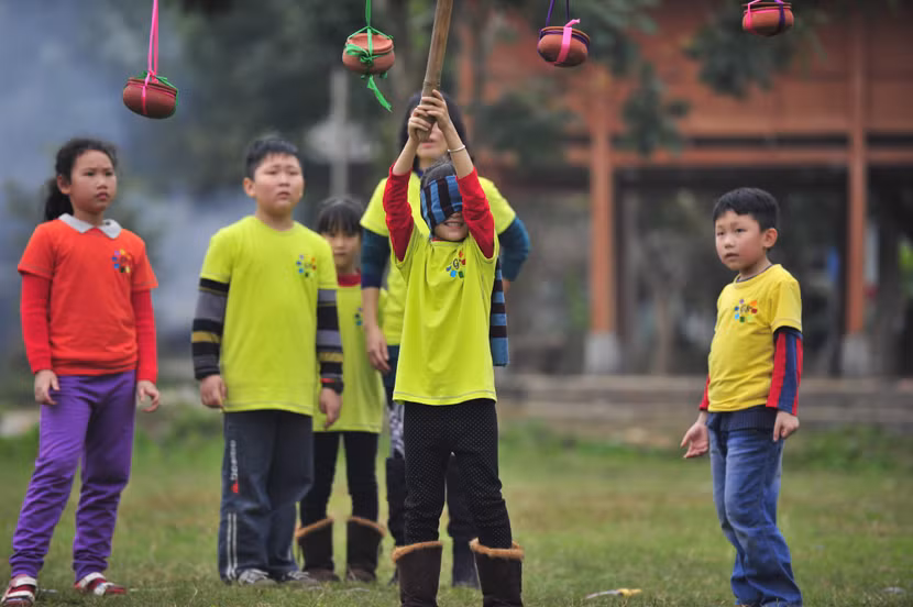 Trẻ cần có những hoạt động vui chơi ngoài trời phát triển thể chất