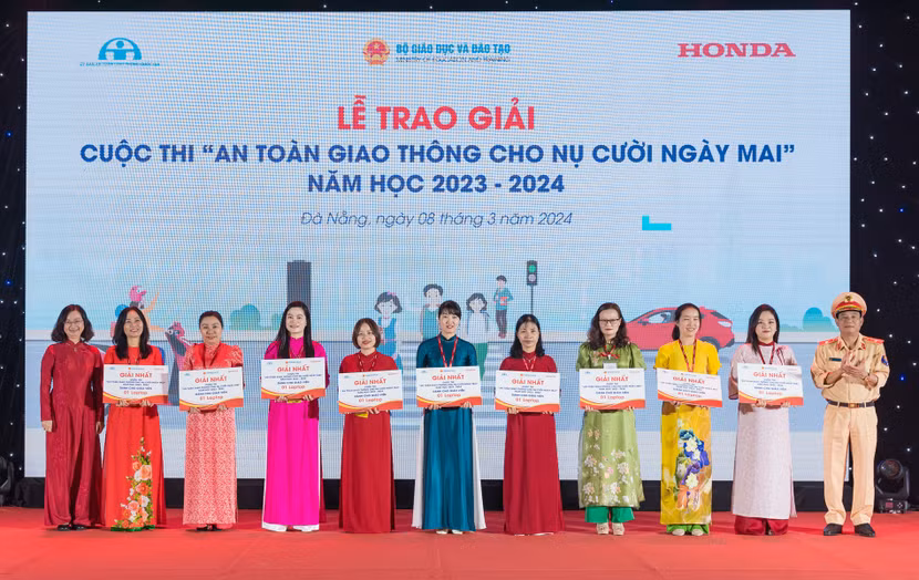 Các giáo viên nhận giải thưởng tại buổi lễ