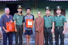 Công an xã Phượng Dực thăm hỏi, tặng quà các gia đình khó khăn