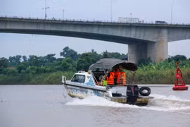 Cán bộ chiến sĩ sẵn sàng lao vào nơi nguy hiểm hỗ trợ người dân, di chuyển người và tài sản đến nơi an toàn.