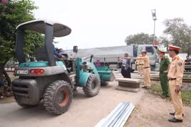 Cảnh sát giao thông xóa bỏ lối đi tự mở qua đường sắt, bảo đảm an toàn giao thông
