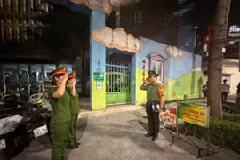 Công an phường trông giữ miễn phí phương tiện của người dân đi xem bắn pháo hoa