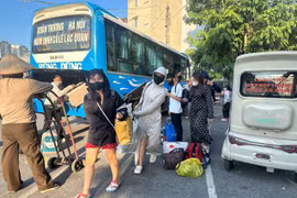 Dòng xe ùn ùn đổ về bến ngày cuối nghỉ lễ