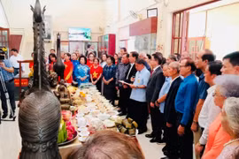 Kiều bào tại Thái Lan dâng hương tưởng nhớ Chủ tịch Hồ Chí Minh