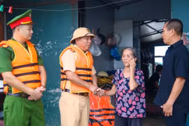Cảnh sát đường thủy Hà Nội tuần tra, bảo đảm an toàn mùa mưa bão