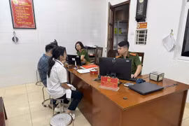 Hành chính xuyên đêm - Tận tâm vì dân phục vụ