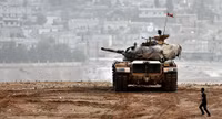 [ẢNH] Xe tăng Thổ Nhĩ Kỳ ào ạt tiến vào Syria báo hiệu cuộc chiến mới