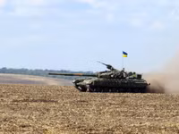[ẢNH] Ukraine dồn 90.000 quân, 450 xe tăng, hơn 100 máy bay áp sát Donbass