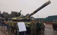 [ẢNH] Báo Nga trầm trồ trước xe tăng T-90 bằng bê tông của Việt Nam khi hoàn thiện