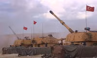 [ẢNH] Thổ Nhĩ Kỳ nã pháo dữ dội vào quân đội Syria trả đũa vụ ném bom của máy bay Nga