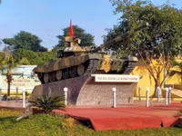 [ẢNH] Báo Nga trầm trồ trước xe tăng T-90 bằng bê tông của Việt Nam khi hoàn thiện