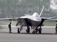 [ẢNH] Trung Quốc bí mật đưa J-20 áp sát biên giới quyết đấu Rafale Ấn Độ