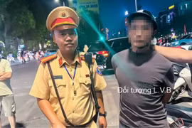 "Đụng" chốt kiểm tra nồng độ cồn, thanh niên lộ ma túy giấu trong miệng
