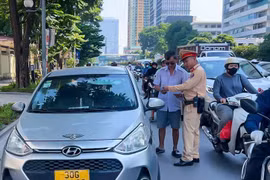 Cảnh sát giao thông Hà Nội lập biên bản, xử lý hơn 600 xe dừng đỗ sai quy định