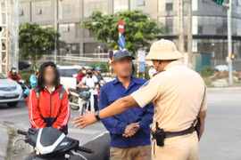 Cha mẹ chấp hành, con “đầu trần”: Nghịch lý trong những ngày đầu năm học