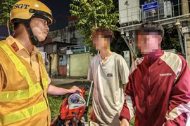Hà Nội: Tuần tra đêm, xử lý hàng chục thanh thiếu niên vi phạm giao thông