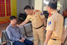 Đổ gục trên đường về quê vì kiệt sức, người đàn ông được Cảnh sát giao thông hỗ trợ kịp thời