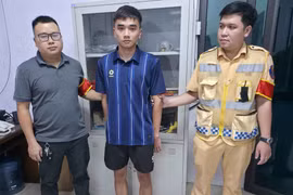 Lực lượng 141 phát hiện thanh niên "xuống tiền" cá độ bóng đá qua mạng