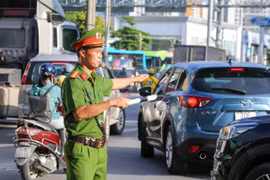 Cảnh sát giao thông Hà Nội phân luồng từ sớm, chủ động đón người dân trở lại Thủ đô sau kỳ nghỉ lễ