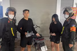 Cặp đôi khai mang côn nhị khúc để... tập võ
