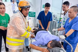 Giữa mưa lớn, CSGT Hà Nội khẩn trương mở đường đưa người bất tỉnh đi cấp cứu