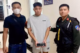 Chở bạn gái không đội mũ bảo hiểm, nam thanh niên lộ hung khí "nóng"