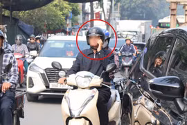 Xử phạt nhiều lái xe dùng điện thoại, che dán biển số tránh "phạt nguội" khi lưu thông trên đường