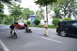 Thấy chốt Cảnh sát giao thông kiểm tra "cồn", nhiều thanh niên "quay xe" nhưng không thoát