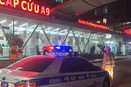 Cảnh sát giao thông Hà Nội mở đường đưa người phụ nữ nghi đột quỵ đến bệnh viện 
