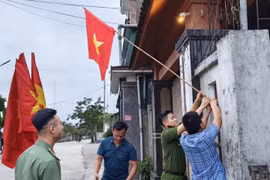 Sắc đỏ rộn ràng trên những miền quê.